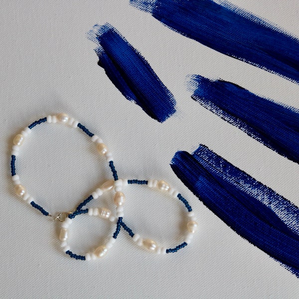 Perlenkette mit Süßwasserperlen und roten, dunkelblauen oder aquamarinen Zwischenperlen