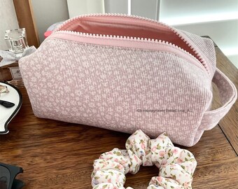 Quilted floral fabric cosmetic bag/makeup bag/ toiletry bag/ pencil case. Thank you gift/ birthday gift/ Mother Day/ Bridesmaid gifts