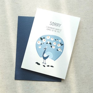 Puede incluir: Una tarjeta blanca con una ilustración de pavo real azul y blanco y el texto "Lo siento, reacciono exageradamente cuando se trata de "detalles" ".