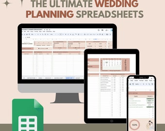 Puede incluir: Una ilustración digital de tres dispositivos que muestran hojas de cálculo de planificación de bodas. Los dispositivos son una computadora de escritorio, una tableta y un teléfono inteligente. Las hojas de cálculo están organizadas por categoría, como la lista de invitados, el presupuesto y el plano de asientos. La imagen incluye el texto "The Ultimate Wedding Planning Spreadsheets".