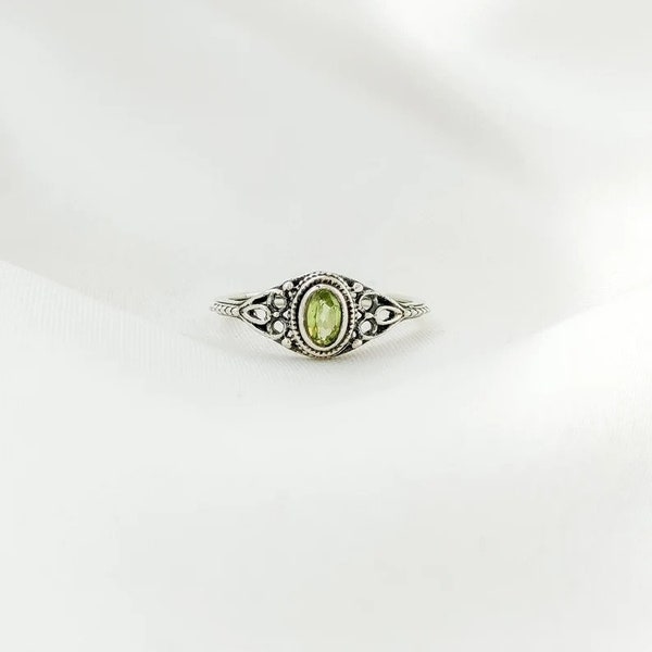 Bague péridot, bague délicate, bague en argent, bague faite à la main, Bijoux en argent, bague péridot, bague pour femme, bague Boho, bague en argent sterling 925