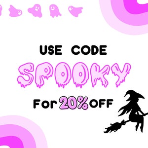 Puede incluir: Un gr&aacute;fico rosa y blanco con el texto "USE CODE SPOOKY For 20% OFF". La palabra "SPOOKY" est&aacute; en letras rosas que gotean. Hay cinco peque&ntilde;os fantasmas rosas en la parte superior del gr&aacute;fico. Una silueta negra de una bruja volando en una escoba est&aacute; en la esquina inferior derecha.