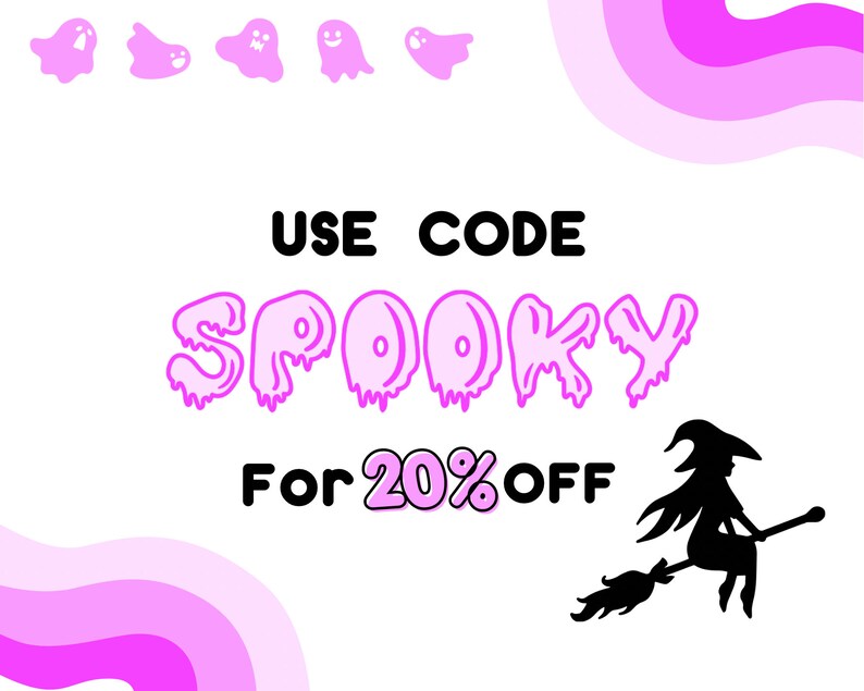 Puede incluir: Un gr&aacute;fico rosa y blanco con el texto "USE CODE SPOOKY For 20% OFF". La palabra "SPOOKY" est&aacute; en letras rosas que gotean. Hay cinco peque&ntilde;os fantasmas rosas en la parte superior del gr&aacute;fico. Una silueta negra de una bruja volando en una escoba est&aacute; en la esquina inferior derecha.