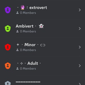 Puede incluir: Captura de pantalla de una p&aacute;gina de configuraci&oacute;n de servidor de Discord que muestra una lista de roles de servidor. Los roles son: introvertido, extrovertido, ambivertido, menor, adulto, artista y escritor. Cada rol tiene un icono y un recuento de miembros correspondiente.