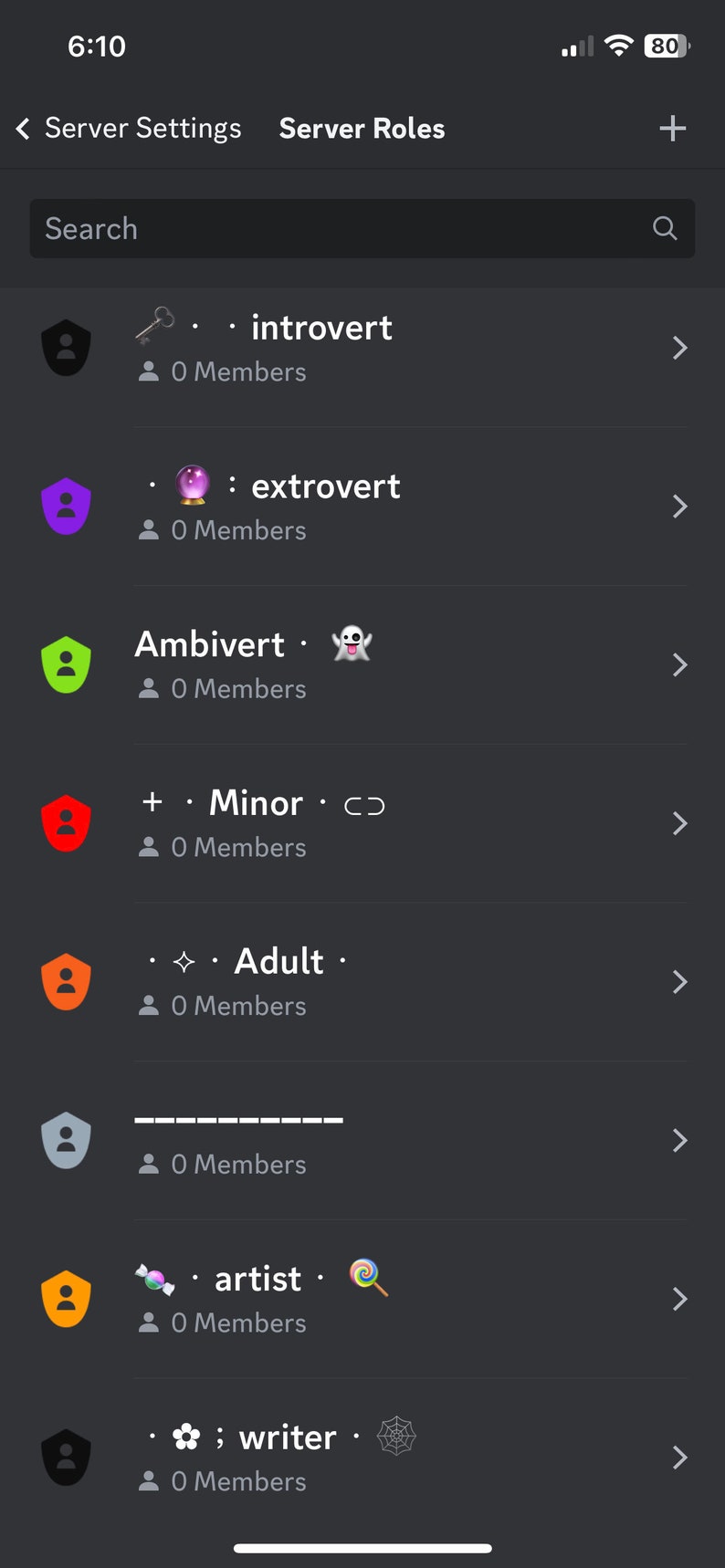 Puede incluir: Captura de pantalla de una p&aacute;gina de configuraci&oacute;n de servidor de Discord que muestra una lista de roles de servidor. Los roles son: introvertido, extrovertido, ambivertido, menor, adulto, artista y escritor. Cada rol tiene un icono y un recuento de miembros correspondiente.