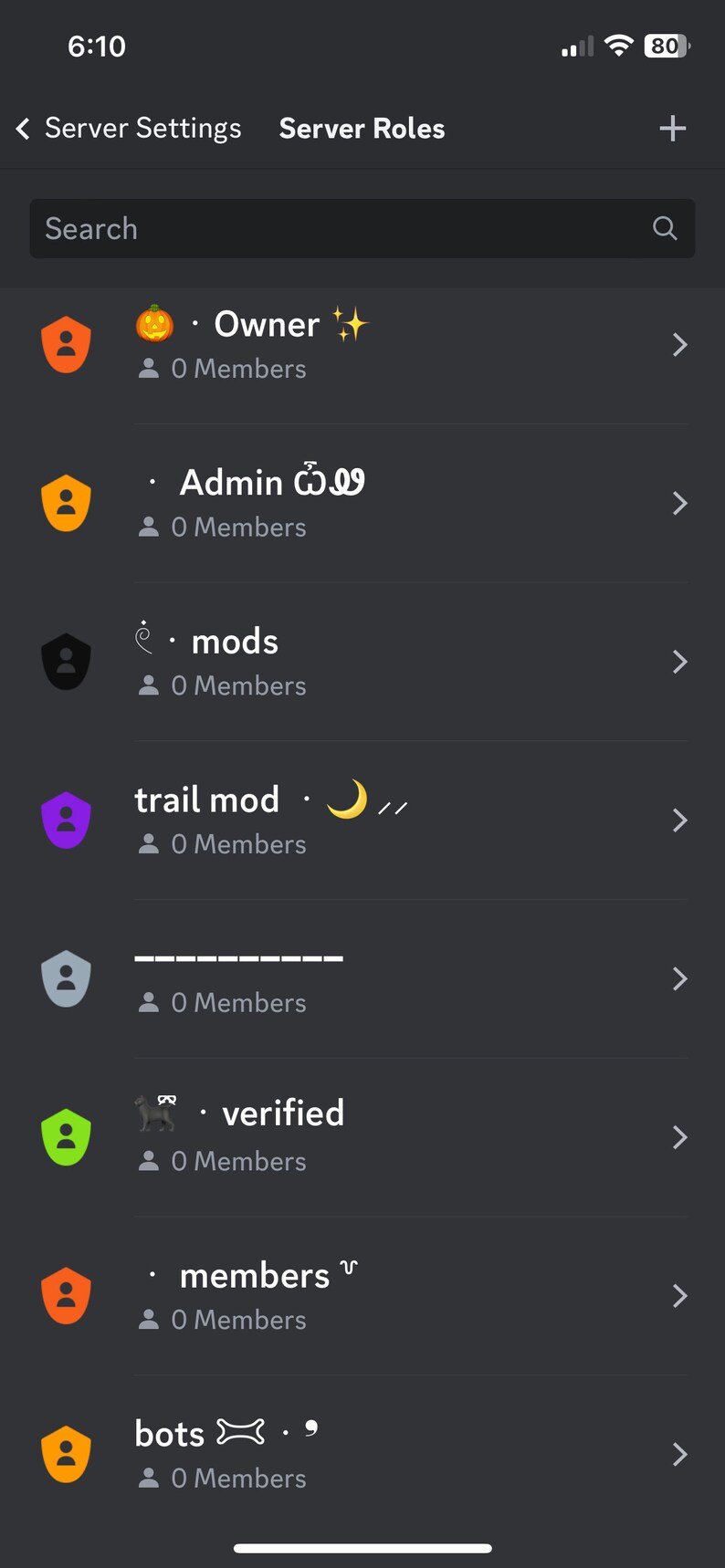Puede incluir: Una captura de pantalla de una lista de roles de servidor de Discord. Los roles son Propietario, Administrador, moderadores, moderador de pista, verificado, miembros y bots. Cada rol tiene un color e icono diferentes. Los roles se enumeran en orden de jerarqu&iacute;a, siendo Propietario el rol m&aacute;s alto y bots el rol m&aacute;s bajo.
