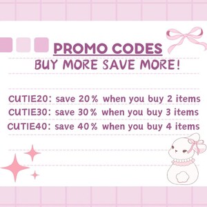 Puede incluir: Gr&aacute;fico rosa y blanco con el texto "PROMO CODES BUY MORE SAVE MORE!" y tres c&oacute;digos de descuento: CUTIE20, CUTIE30 y CUTIE40. Cada c&oacute;digo ofrece un descuento al comprar un determinado n&uacute;mero de art&iacute;culos.