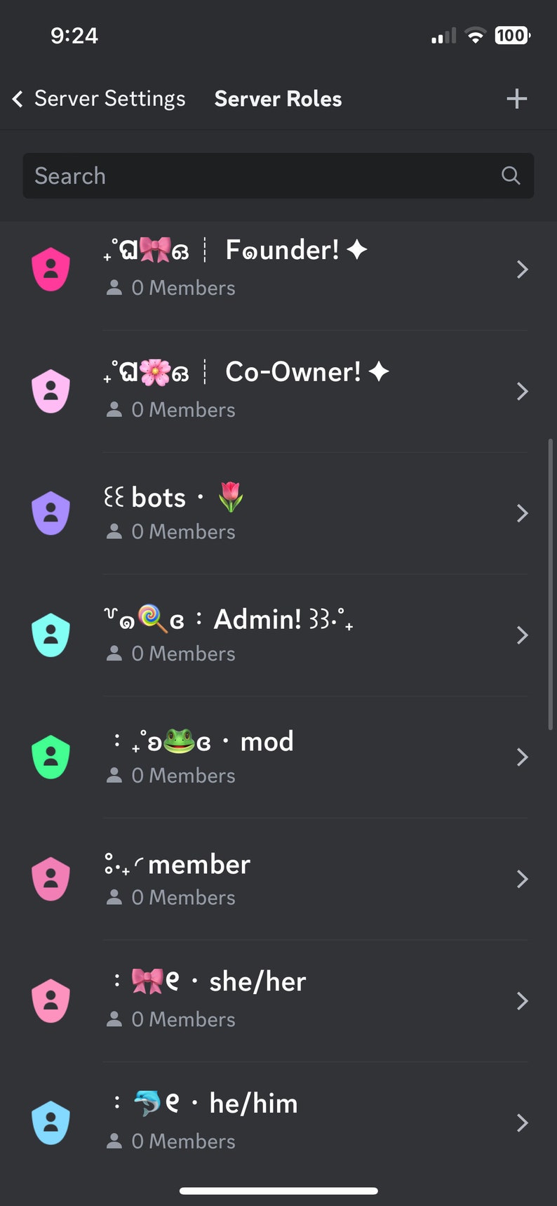 Puede incluir: Captura de pantalla de una lista de roles de servidor de Discord. Los roles son Fundador!, Copropietario!, bots, Admin! 33.&deg;, mod, miembro, ella/ella y &eacute;l/&eacute;l. Cada rol tiene un color e icono diferentes.