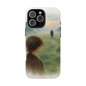 Puede incluir: Funda de teléfono con una pintura de acuarela que representa a una mujer mirando a un hombre caminando en un campo. La obra de arte tiene una paleta de colores suaves y apagados con tonos verdes, marrones y azules. La funda tiene un borde blanco y un módulo de cámara negro.