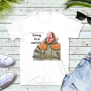 We leven in een Society Tee, Funny TV Unisex Softstyle T-Shirt
