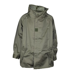 Puede incluir: Una chaqueta verde con capucha, cierre de cremallera y varios bolsillos. La chaqueta tiene un parche en el pecho izquierdo.