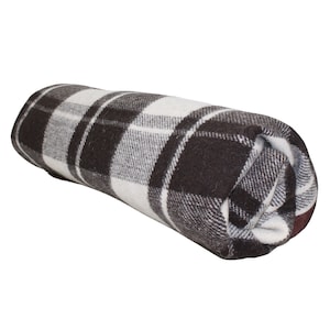 Peut inclure: Une couverture en plaid roulée avec un motif à carreaux brun et blanc.