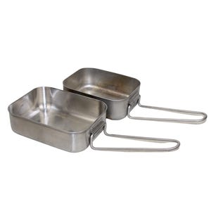 Puede incluir: Dos tazas de camping de metal plateado con asas plegables. Las tazas están vacías y tienen un acabado brillante.