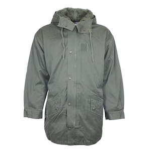 Op de afbeelding: Een lange, olijfgroene parka met een met bont gevoerde capuchon. De jas heeft een knoopsluiting, twee voorzakken en trekkoorden op de capuchon. De parka is ontworpen voor koud weer en heeft een klassieke, functionele stijl.