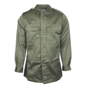 Op de afbeelding: Olijfgroen shirt met lange mouwen, twee borstzakken en een kraag. Het shirt heeft epauletten op de schouders en manchetten met knopen. De stof heeft een lichte glans.