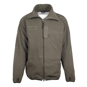 Könnte beinhalten: Olivgrüne Jacke mit durchgehendem Reißverschluss und Stehkragen. Die Jacke hat einen rechteckigen Aufnäher auf der Brust und eine kleine Tasche auf der Vorderseite. Die Ärmel haben eine kleine Öffnung am Handgelenk.