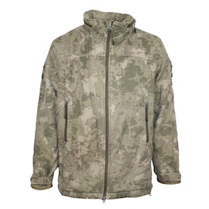 Könnte beinhalten: Eine Jacke im Tarnmuster mit Reißverschluss und mehreren Taschen. Die Jacke hat einen hohen Kragen und eine Kapuze.