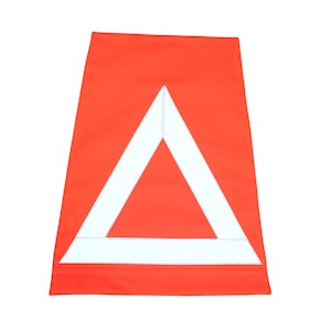 Puede incluir: Triángulo de seguridad naranja brillante con borde reflectante blanco. El triángulo está centrado en un fondo rectangular naranja. Este dispositivo de seguridad está diseñado para alertar a otros conductores de un vehículo averiado.