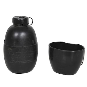 Peut inclure: Une gourde en plastique noire et une tasse en plastique noire assortie. La gourde a un couvercle à visser et une poignée de transport. La tasse a une poignée sur le côté.