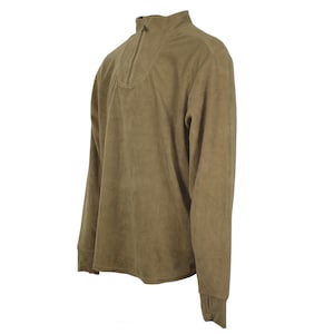 Könnte beinhalten: Ein brauner Fleece-Pullover mit einem halben Reißverschluss und langen Ärmeln.