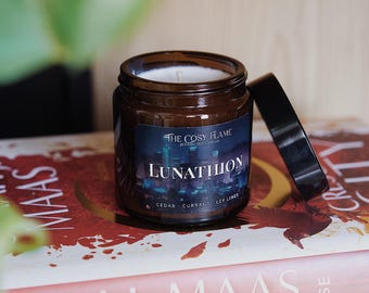 Lunathion - Kerze für Bücherlieber | Buch Merch | Geschenk für Leseratte | Crescent City | Haus auf Erde und Blut | SJM | ACOTAR | Zeder & Johannisbeere