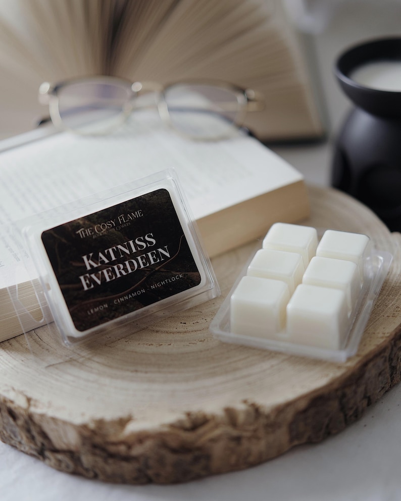 Katniss Everdeen - Bookish Candle | Book Merch | Gift for Reader | The Hunger Games | Catching Fire | Mockingjay | Lemon & Cinnamon Wax Melt