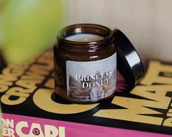 Princess Donut – Bookish Candle | Boekmerchandise | Cadeau boekenliefhebber | Geïnspireerd door boeken | Dungeon Crawler Carl | Aardbei en karamel