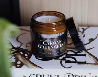 Cardan Greenbriar - Kerze für Bücherwurm | Buch Merch | Geschenk für Leseratte | Das Volk der Lüfte | Der grausame Prinz | Fantasie | Johannisbeere & Mandel