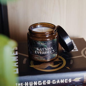 Katniss Everdeen - Bookish Candle | Book Merch | Gift for Reader | The Hunger Games | Catching Fire | Mockingjay | Lemon & Cinnamon Cotton Wick