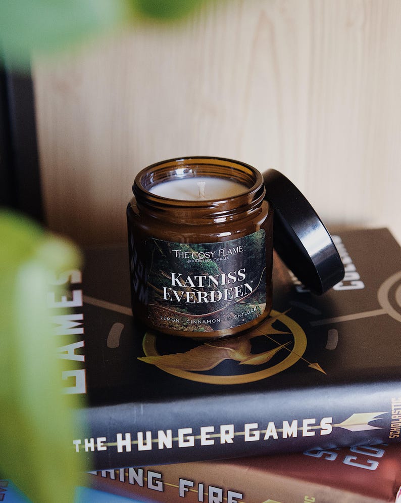 Katniss Everdeen - Bookish Candle | Book Merch | Gift for Reader | The Hunger Games | Catching Fire | Mockingjay | Lemon & Cinnamon Cotton Wick