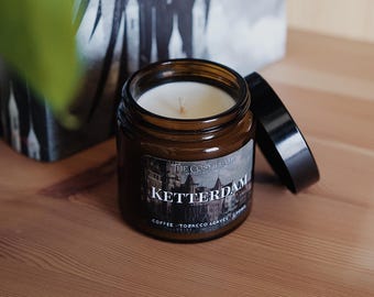 Ketterdam – Bookish Candle | Book Merch | Gift for Reader | Six of Crows | Crooked Kingdom | Grishaverse | Kaz | Coffee & Tobacco Leaves