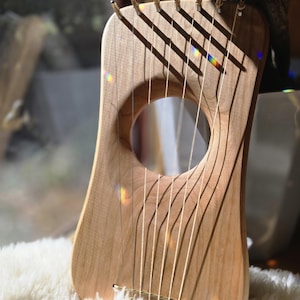 Handgemaakte pentatonische Waldorf Songbird miniatuur lier voor kinderen en volwassenen - stalen snaren - links- of rechtshandige lier
