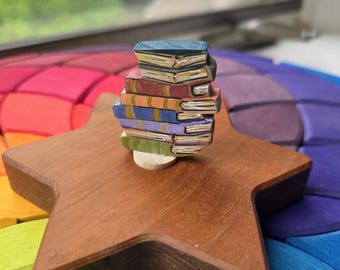 Bücherstapel für Geschichtenerzähler – Waldorf-Geburtstagsring-Ornamente für Geburtstage und Feiertage