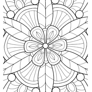 Puede incluir: P&aacute;gina para colorear de mandala en blanco y negro con una flor con detalles intrincados. El mandala est&aacute; rodeado de hojas y c&iacute;rculos. El texto "Mandala Coloring Book" aparece en la parte inferior izquierda y "PrintableArtAlice" en la parte inferior derecha.