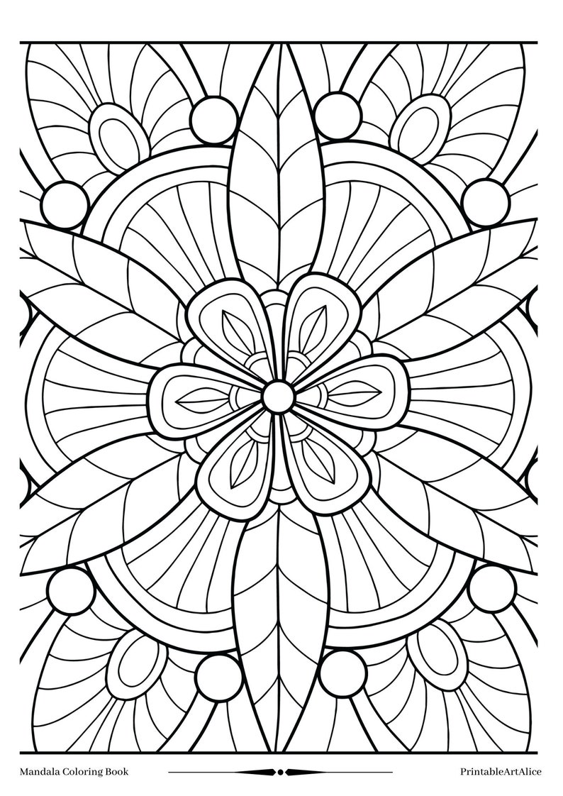 Puede incluir: P&aacute;gina para colorear de mandala en blanco y negro con una flor con detalles intrincados. El mandala est&aacute; rodeado de hojas y c&iacute;rculos. El texto "Mandala Coloring Book" aparece en la parte inferior izquierda y "PrintableArtAlice" en la parte inferior derecha.
