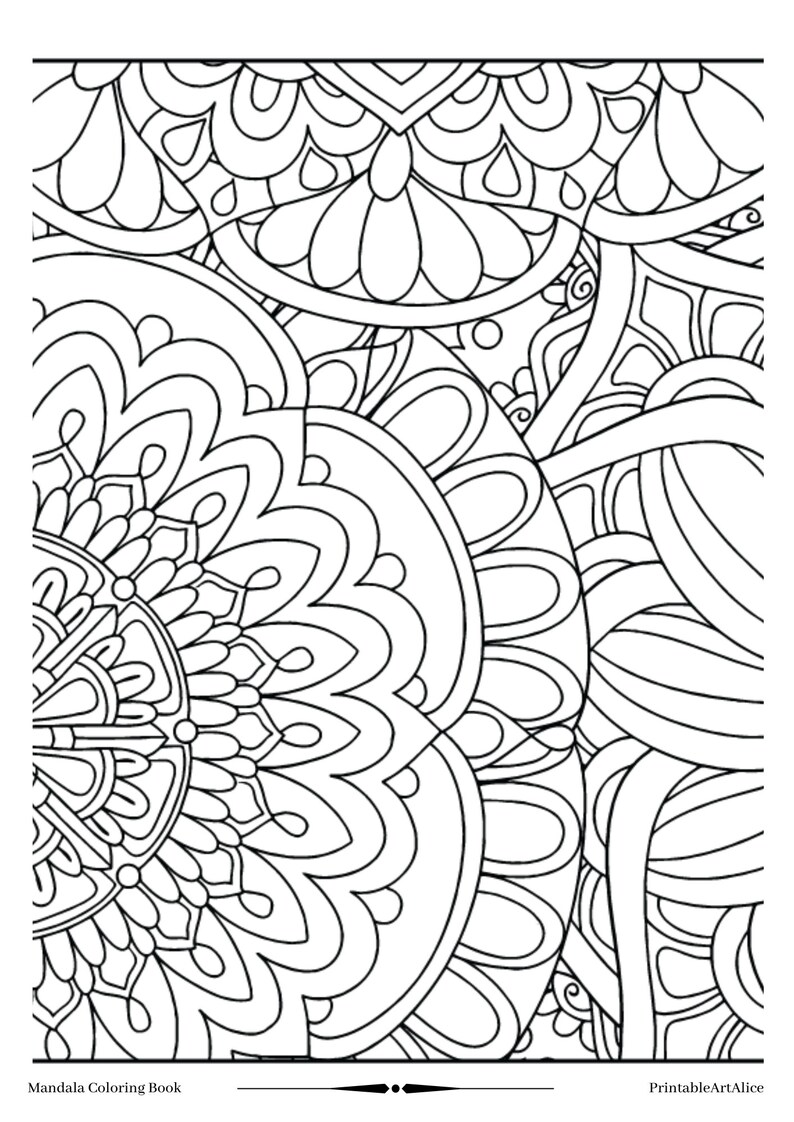 Puede incluir: Una p&aacute;gina para colorear de mandala intrincada en blanco y negro con un dise&ntilde;o floral. El mandala est&aacute; parcialmente relleno con patrones detallados.
