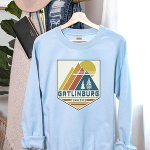 Gatlinburg Sweatshirt, Tennessee Sweatshirt, Gatlinburg Souvenir, Gatlinburg Gift, Mountain Travel Gift Retro Mountain Gatlinburg Ski