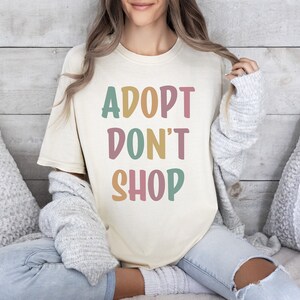 Adopteer niet winkel hond redding shirt, comfort kleuren Foster Dog Mom, Foster Rescue Advocate shirt, Cat Rescuer shirt, Shelter Tee