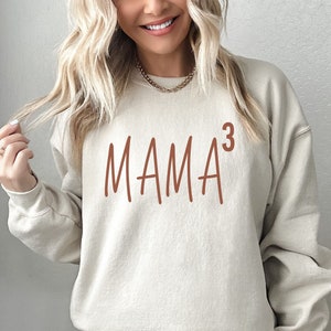 Sudadera de mamá de tres, regalo para mamá primeriza, sudadera de cuello redondo para anuncio de embarazo, sudadera para mamá de nuevo bebé, regalo de Navidad para mamá de 3, regalo para abuela