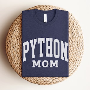 Op de afbeelding: Een marineblauw t-shirt met de tekst "PYTHON MOM" in witte letters.