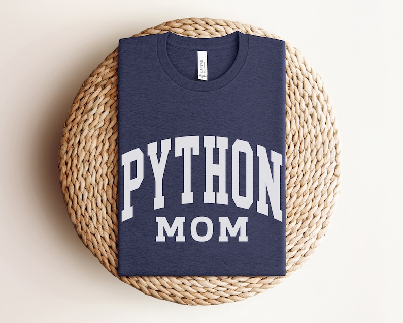 Peut inclure: Un t-shirt bleu marine avec le texte "PYTHON MOM" en lettres blanches.