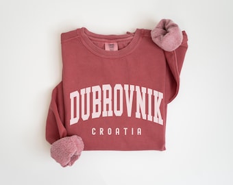 Op de afbeelding: Een maroon sweatshirt met de tekst "DUBROVNIK CROATIA" in wit.