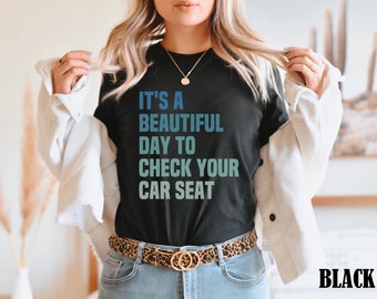 Pode incluir: Camiseta preta com um design degradê azul e verde que diz "É um belo dia para verificar o seu banco de carro."