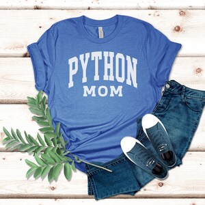 Peut inclure: Un t-shirt bleu royal avec du texte blanc qui dit "PYTHON MOM".