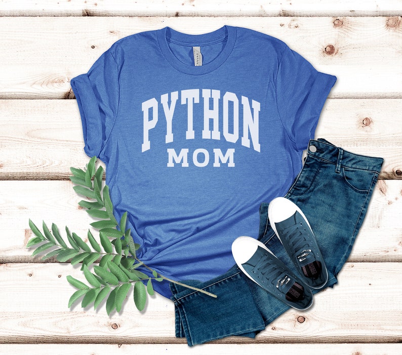 Peut inclure: Un t-shirt bleu royal avec du texte blanc qui dit "PYTHON MOM".