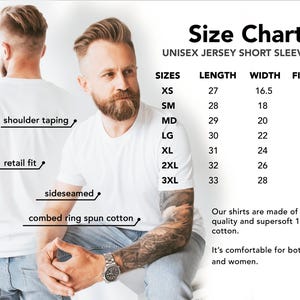 K&ouml;nnte beinhalten: Zwei M&auml;nner in wei&szlig;en T-Shirts. Eine Gr&ouml;&szlig;entabelle f&uuml;r Unisex-T-Shirts mit kurzen &Auml;rmeln wird angezeigt, mit Ma&szlig;en in Zoll und Gr&ouml;&szlig;en. Die Shirts sind aus hochwertiger, superweicher 100 % Baumwolle gefertigt.