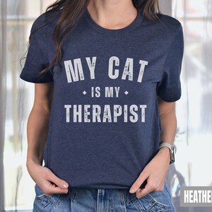 Kat moeder shirt, kat is mijn therapeut tee, liefde kat shirt, kat therapie cadeau, grappige therapie liefde katten T-shirt, kitten mama grappig cadeau liefde katten