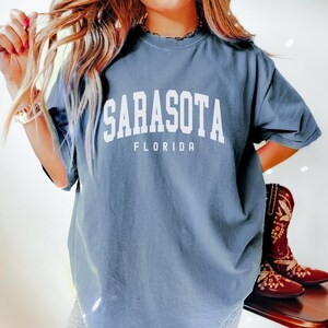 Camiseta de Sarasota, camiseta Comfort Colors de Sarasota, Florida, regalo de recuerdo de Sarasota, camisetas de viaje a la playa para mujer, regalo unisex de College Town