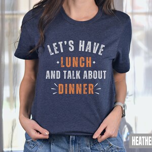 Camicia divertente per gli amanti del cibo, Pranziamo e parliamo di cena, Camicia per papà sarcastico, Maglietta per la preparazione dei pasti, Regalo per l&#39;amore da mangiare, Camicia per papà, Regalo Buongustaio
