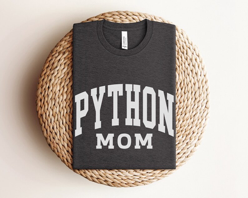Peut inclure: Un t-shirt gris fonc&eacute; avec le texte "PYTHON MOM" en lettres blanches.